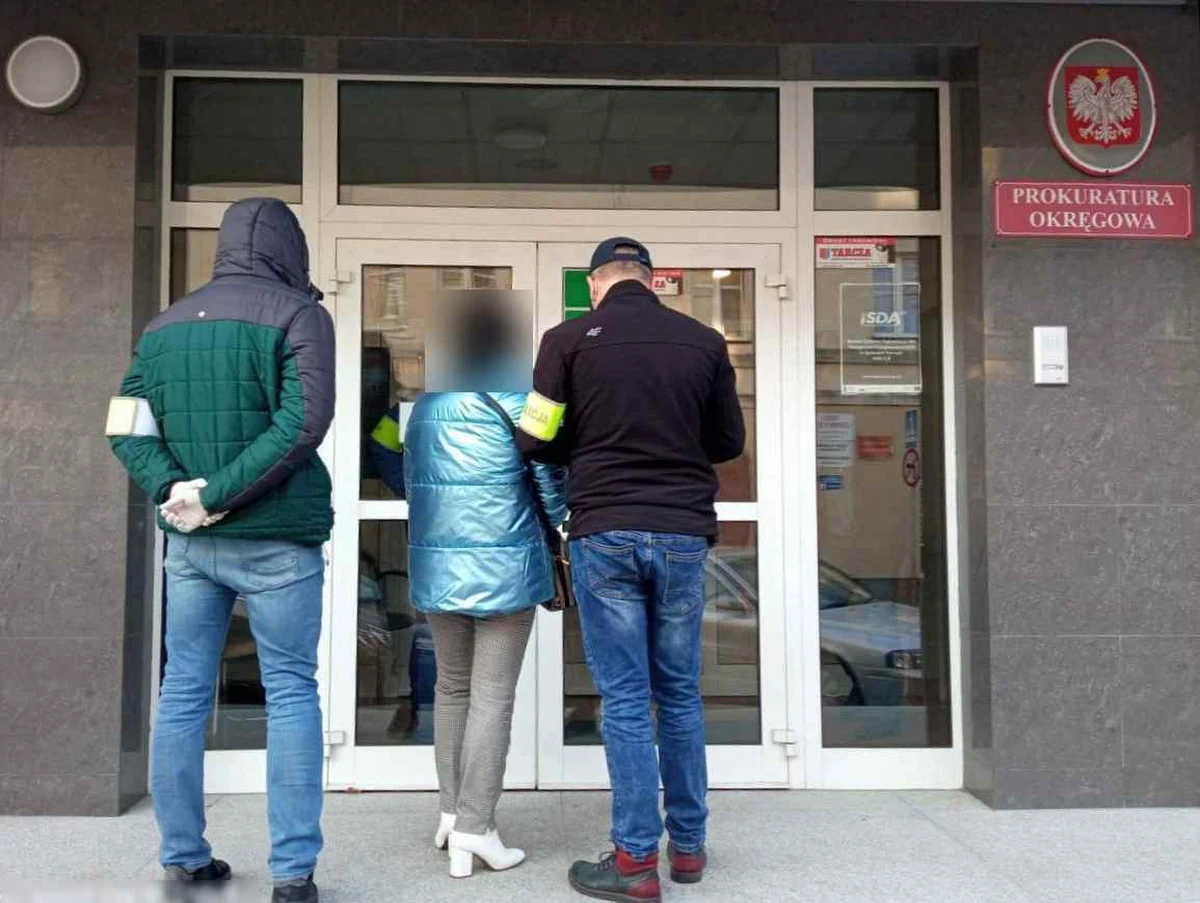 12 osób usłyszało 911 zarzutów, które dotyczą m.in. wręczania korzyści majątkowych i wystawiania fałszywych recept. Podejrzani narazili Narodowy Fundusz Zdrowia na straty w wysokości ponad 380 tys. zł.