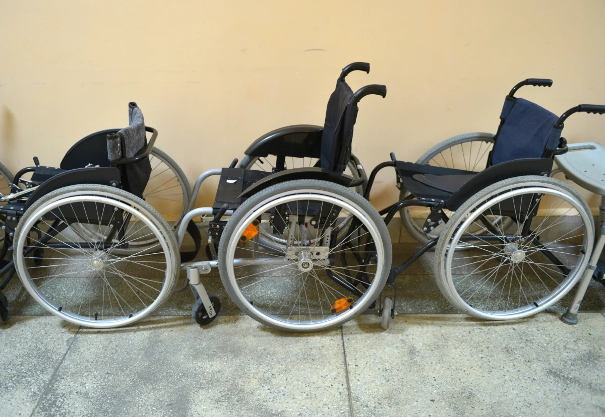 "W listopadzie zakomunikowałem o przygotowaniu czterech wariantów, które przedstawiłem panu premierowi i pani minister Maląg (Marlena Maląg, minister pracy i polityki społecznej Polski – przypis red.). Reakcją na te rozwiązania była prośba pani minister, żebyśmy - skoro pracujemy nad wdrożeniem konwencji o prawach osób niepełnosprawnych - proponowali rozwiązania, które są adekwatne, czyli będą obejmować także asystencję dla osób niepełnosprawnych, w tym czasie, kiedy rodzice są np. w pracy. W tej chwili takie prace prowadzimy" – mówił w rozmowie 7 pytań o 7.07 Paweł Wdówik, wiceminister rodziny, pracy i polityki społecznej, pełnomocnik rządu ds. osób niepełnosprawnych.