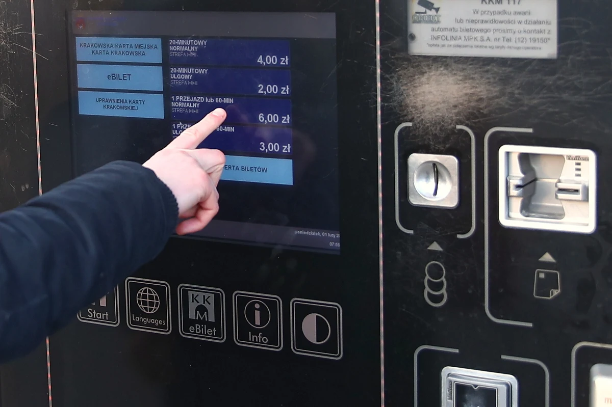 Z powodu awarii operatora sieci komórkowej mieszkańcy Krakowa nie mogli kupić biletów na tramwaje i autobusy MPK - niemożliwa była płatność kartą bankową i blikiem w kilkudziesięciu automatach stacjonarnych oraz w kilkuset w pojazdach. Awaria została usunięta.