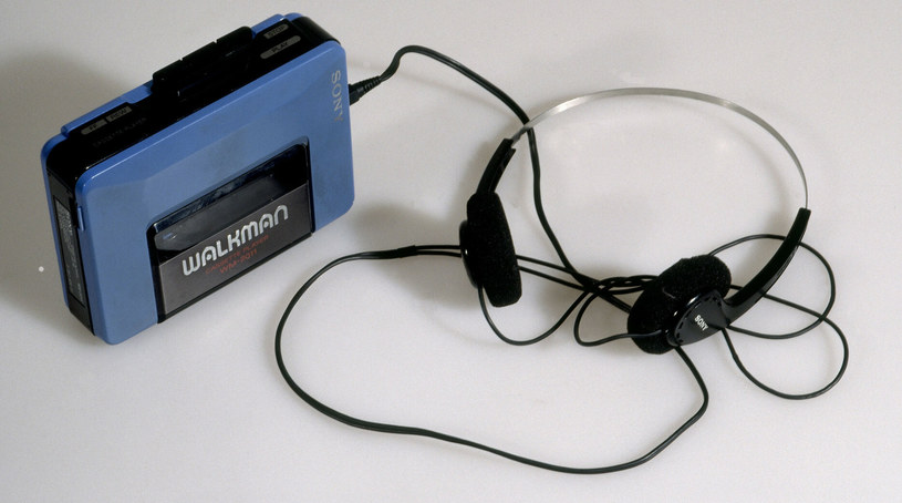 Walkman to marka przenośnych odtwarzaczy audio produkowanych i sprzedawanych przez japońską firmę od 1979 roku. Odtwarzacze te, przeznaczone do odsłuchu kaset magnetofonowych, stały się tak popularne, że w Polsce i na świecie "walkmanami" nazywano później wszystkie miniaturowe zestawy stereo z obowiązkowym zestawem słuchawkowym. Produkcja tych kasetowych odtwarzaczy została wstrzymana w 2010 r. Teraz, w czasach streamowania muzyki, Walkman powraca w nowej roli.