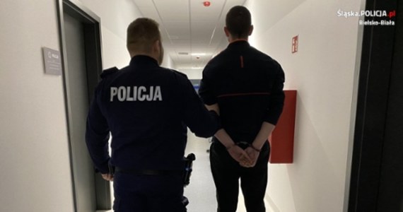 Sąd aresztował tymczasowo dwóch młodych mężczyzn, którzy pobili i pchnęli nożem mężczyznę w centrum Bielska-Białej. Poważnie ranny trafił do szpitala - podała policja.


