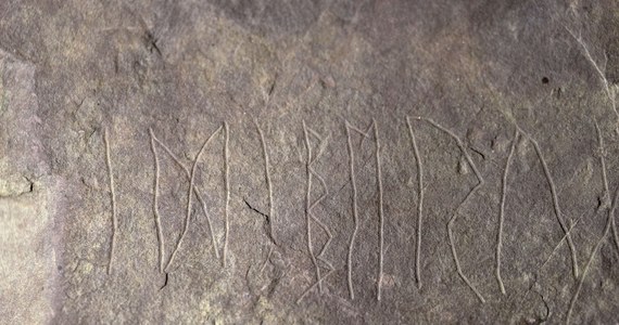 Mający blisko 2000 lat kamień runiczny został znaleziony nad fiordem Tyri w Norwegii. Eksperci przyjmują, że jest to najstarszy na świecie kamień z wyrytymi na nim runami. Udało się nawet odczytać na nim imię. 