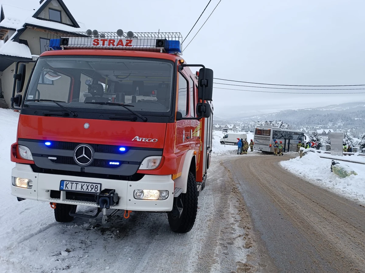 ​Trudne warunki panują na podhalańskich drogach. Do niebezpiecznego zdarzenia doszło na krętej drodze w miejscowości Czarna Góra. Autokar przewożący dzieci wypadł z drogi, uderzył w zaparkowanego busa i staranował ogrodzenie posesji. Na szczęście nikt nie ucierpiał.