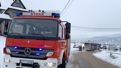 Autokar przewożący dzieci wypadł z drogi. Zderzył się z busem i staranował ogrodzenie