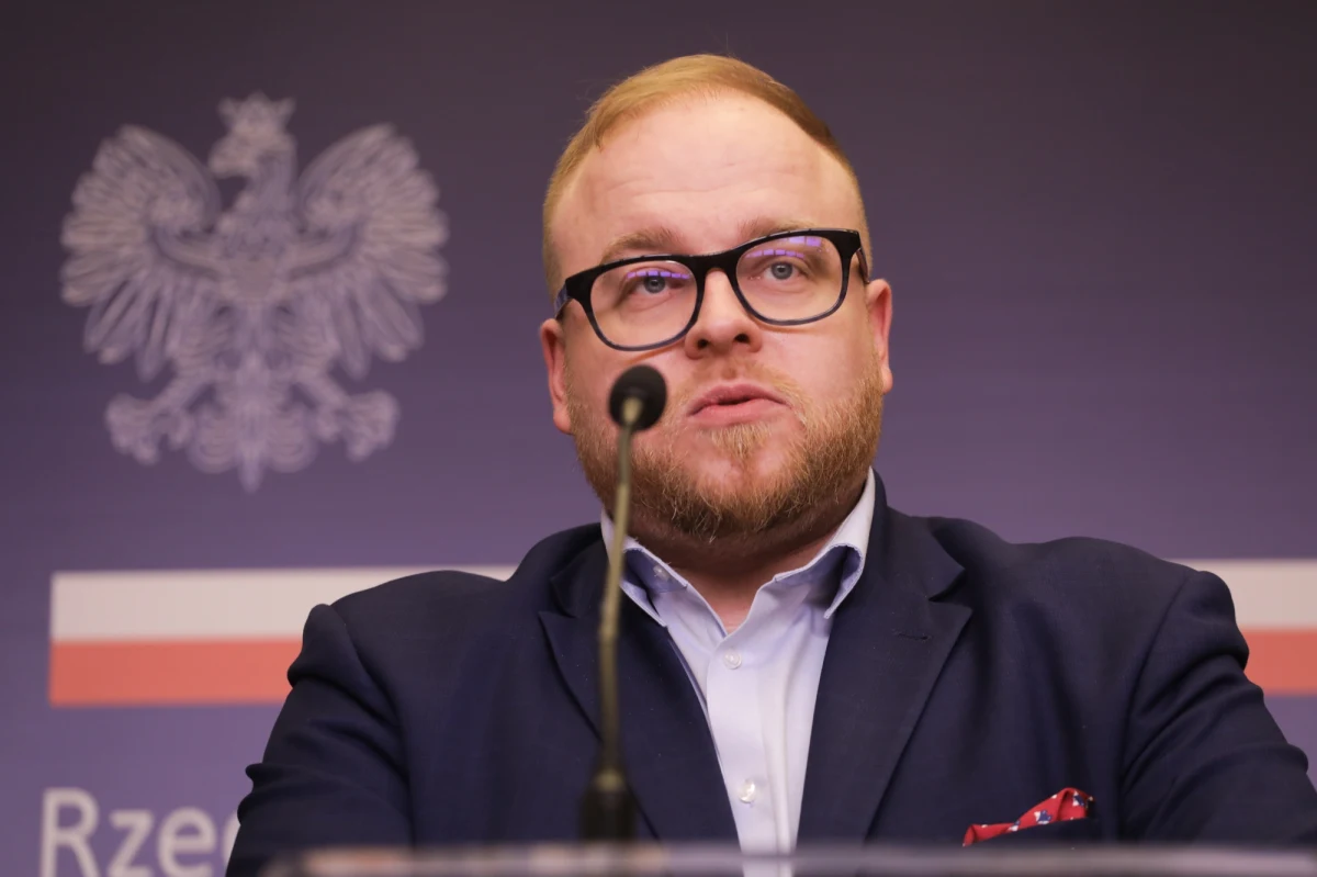 ​"Łączymy się w bólu z narodem ukraińskim. Kiedy ginie minister odpowiedzialny za tak ważny fragment działalności państwa w okresie działań wojennych, to nie pozostaje bez wpływu na to państwo" - mówił na antenie Radia RMF24 rzecznik polskiego MSZ Łukasz Jasina. Do katastrofy śmigłowca doszło tuż przy przedszkolu w miejscowości Browary pod Kijowem. W budynku przebywały wtedy dzieci. Zginęło 14 osób, w tym jedno dziecko. Rannych zostało 25 osób. W katastrofie zginęło też kierownictwo MSW Ukrainy.