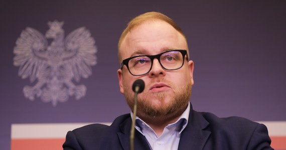 ​"Łączymy się w bólu z narodem ukraińskim. Kiedy ginie minister odpowiedzialny za tak ważny fragment działalności państwa w okresie działań wojennych, to nie pozostaje bez wpływu na to państwo" - mówił na antenie Radia RMF24 rzecznik polskiego MSZ Łukasz Jasina. Do katastrofy śmigłowca doszło tuż przy przedszkolu w miejscowości Browary pod Kijowem. W budynku przebywały wtedy dzieci. Zginęło 14 osób, w tym jedno dziecko. Rannych zostało 25 osób. W katastrofie zginęło też kierownictwo MSW Ukrainy.