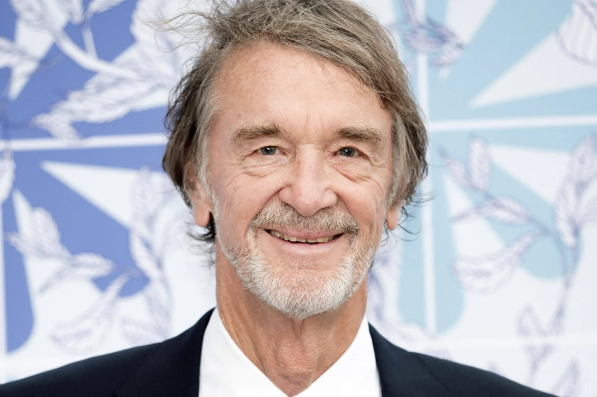 Sir Jim Ratcliffe, jeden z najbogatszych brytyjskich biznesmenów, formalnie zgłosił chęć zakupu klubu piłkarskiego Manchester United. To informacja, która powinna zainteresować fanów futbolu. Kim jest człowiek, który może mieć dużo do powiedzenia w angielskiej Premier League? 