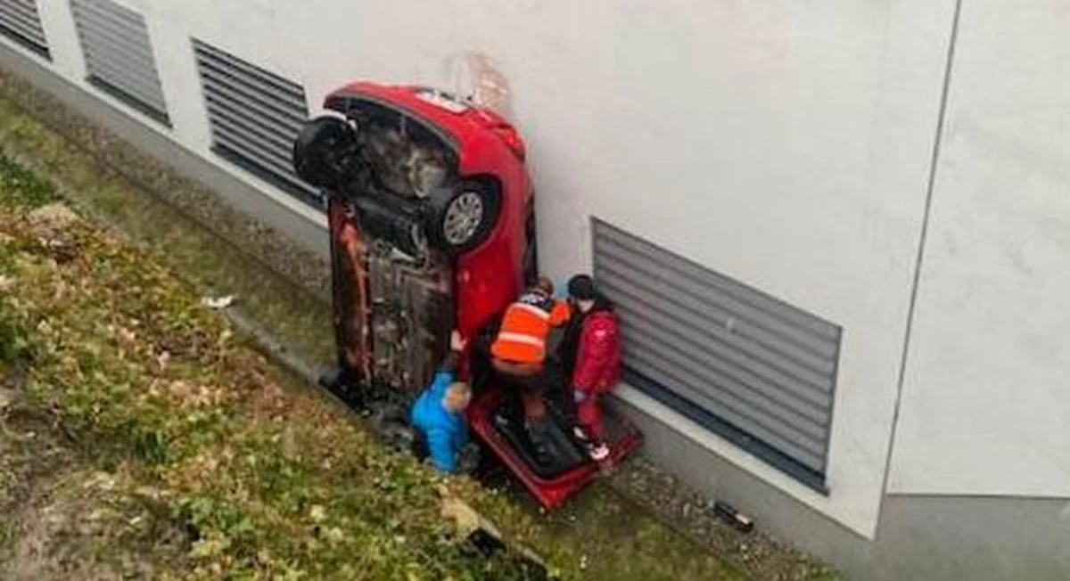 Dwie osoby zostały poszkodowane, po tym jak samochód osobowy zjechał z parkingu i skarpy i uderzył w budynek Szpitala Uniwersyteckiego przy ul. Jakubowskiego w Krakowie.