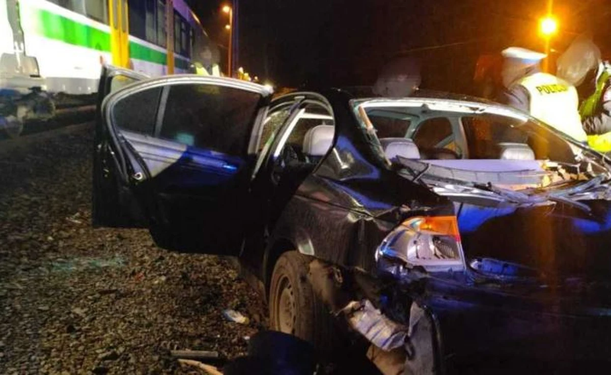 Pędzące 130 km/h bmw spadło z rampy wprost na torowisko w gminie Nasielsk (woj. mazowieckie). 22-letni pijany kierowca zdążył w ostatniej chwili uciec z pojazdu, zanim pociąg uderzył w auto. Jak później tłumaczył policjantom, wracał ze sklepu, bo skończył mu się alkohol.