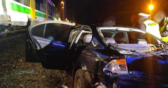 Pędzące 130 km/h bmw spadło z rampy wprost na torowisko w gminie Nasielsk (woj. mazowieckie). 22-letni pijany kierowca zdążył w ostatniej chwili uciec z pojazdu, zanim pociąg uderzył w auto. Jak później tłumaczył policjantom, wracał ze sklepu, bo skończył mu się alkohol.