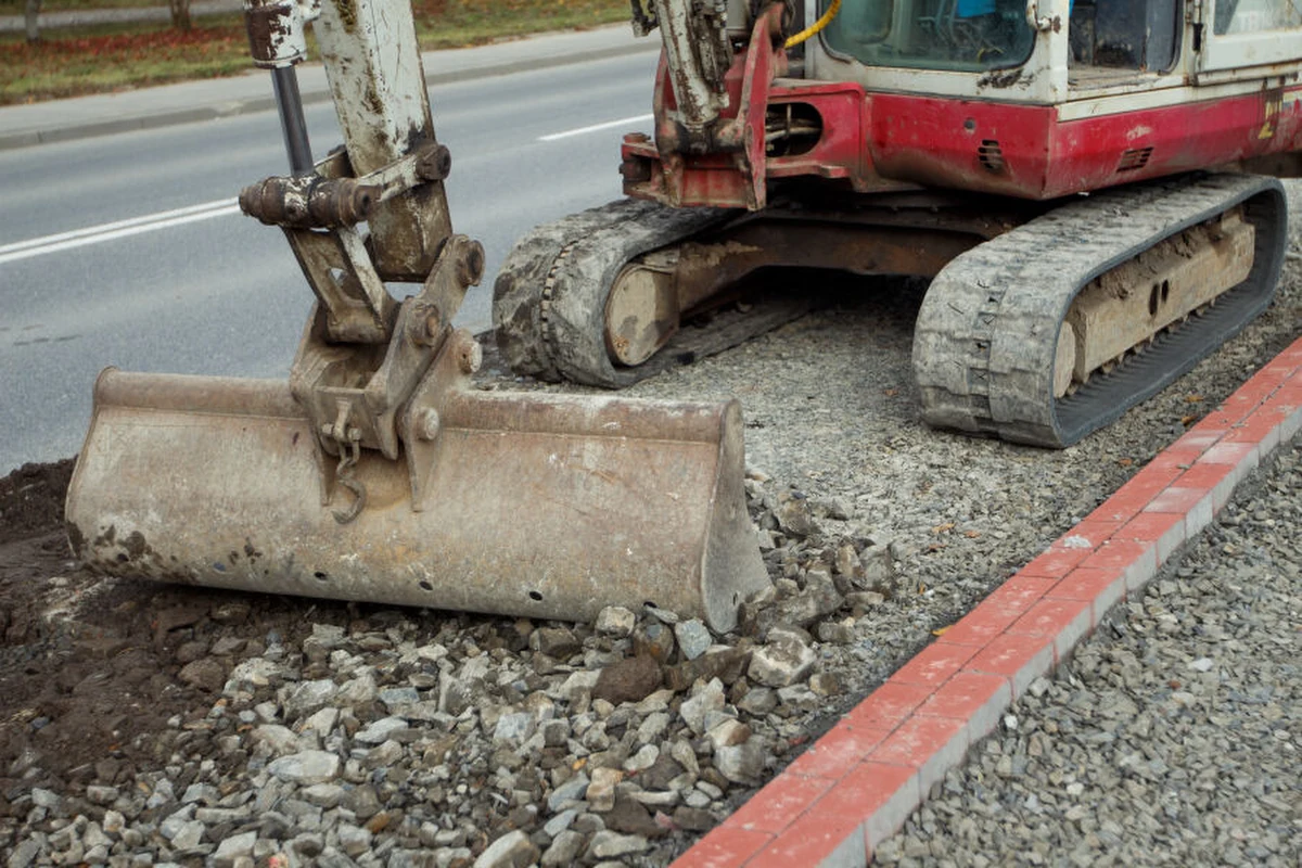 Prawdopodobnie jeszcze w tym miesiącu rozpocznie się rozbudowa fragmentu ulicy Tadeusza Ważewskiego w Opatkowicach. Jak informuje Zarząd Dróg Miasta Krakowa, plac budowy został już przekazany wykonawcy remontu.