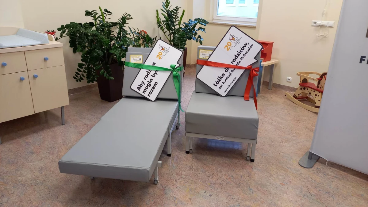 Dziesięć łóżek od Fundacji Ronalda McDonalda trafiło na Oddział Pediatrii Szpitala św. Rodziny w Warszawie. Będą z nich korzystać rodzice, którzy w czasie hospitalizacji pozostają cały czas ze swoim dzieckiem.