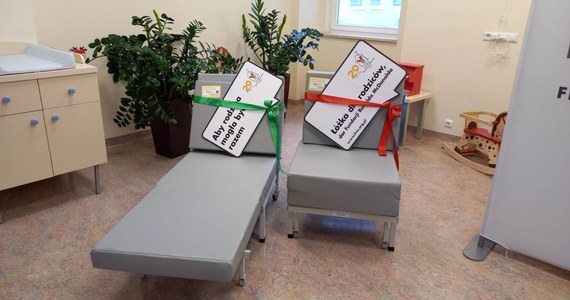 Dziesięć łóżek od Fundacji Ronalda McDonalda trafiło na Oddział Pediatrii Szpitala św. Rodziny w Warszawie. Będą z nich korzystać rodzice, którzy w czasie hospitalizacji pozostają cały czas ze swoim dzieckiem.