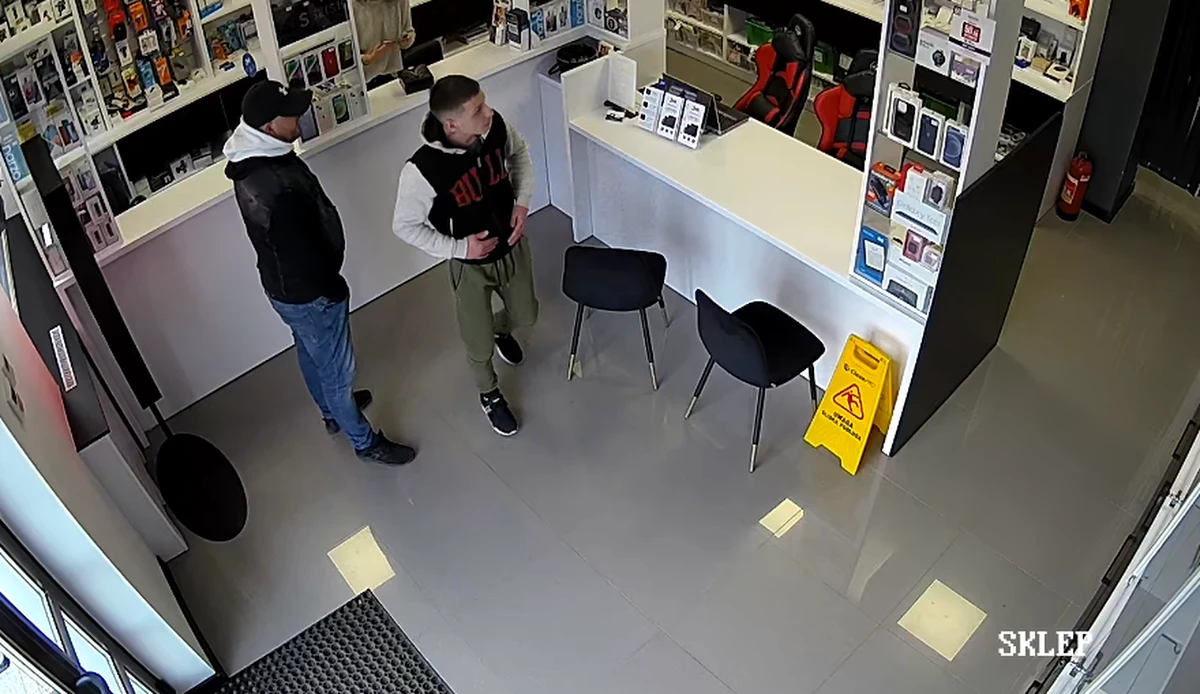 Policja poszukuje sprawców kradzieży, do której doszło 16 stycznia  około godz. 3:10 w Limanowej przy ul. Rynek. Trzech zamaskowanych sprawców ukradło telefony komórkowe oraz laptopy.  Potem przestępcy odjechali samochodem marki bmw. Straty oszacowano na około 100 tys. zł.