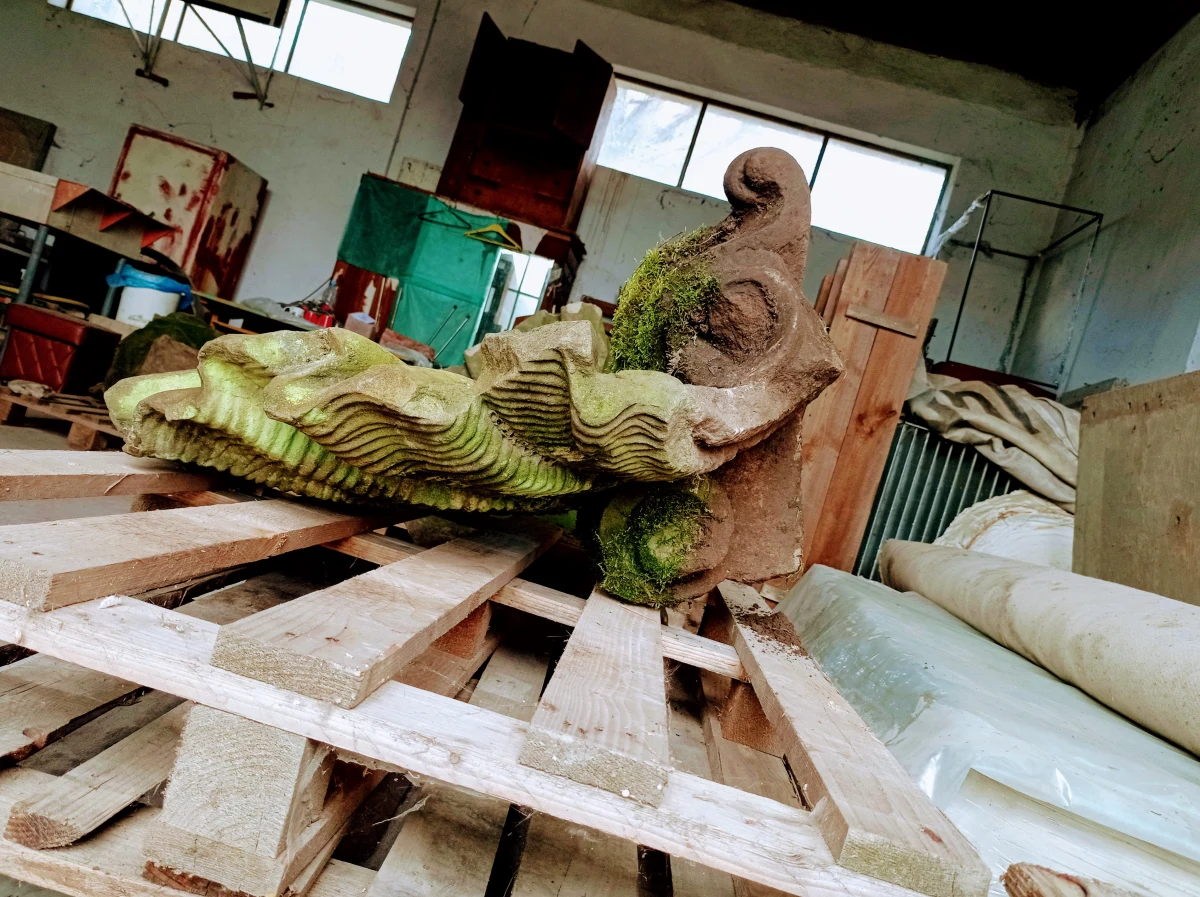 ​Odnaleziono kolejny element słynnej fontanny Neptuna, która przed laty zdobiła wrocławski plac Nowy Targ. To jedna z czterech muszli. Jak się okazało - przez wiele lat była dekoracją w ogródku jednej z mieszkanek Wielowsi koło Sycowa.