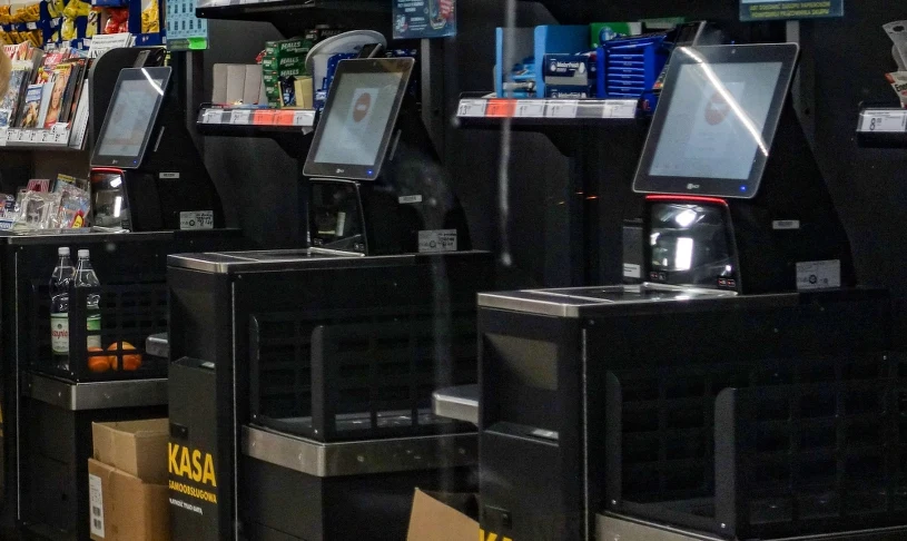 Kradzieże przy kasie samoobsługowej. Sklepy stosują nową sztuczkę