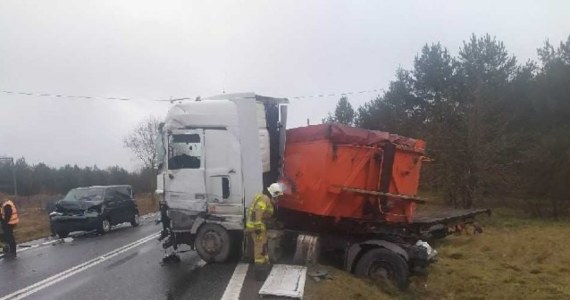 Cztery osoby zostały ranne w wypadku, do którego doszło na drodze krajowej nr 74 w Jacentowie (Świętokrzyskie). Zderzyło się tam pięć pojazdów. Droga jest zablokowana.