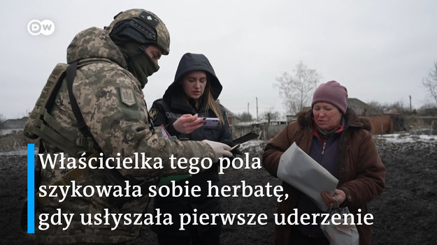 Pomimo trwającej wojny ukraińska policja na bieżąco prowadzi śledztwa dotyczące rosyjskich zbrodni. Śledczy docierają do najdalej położonych miejscowości i wsi, tuż przy granicy z Rosją. Oprócz problemów z agresorami mnożą się także sprawy związane z własnymi obywatelami. W czasach, w których dostęp do broni jest łatwy jak nigdy dochodzi do nadużyć.