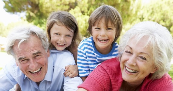 Babcia, babunia, babuleńka. Dziadek, dziadziuś, dziadunio. W ten weekend nie sposób zapomnieć o święcie naszych dziadków. Jak wiadomo, to oni są od rozpieszczania, a rodzice od wychowywania. To u nich często spędza się wakacje, to oni wielokrotnie zajmują się chorymi wnuczętami. Namawiamy Was to tego, by podzielić się z nami najmilszymi wspomnieniami związanymi z Waszymi dziadkami. 