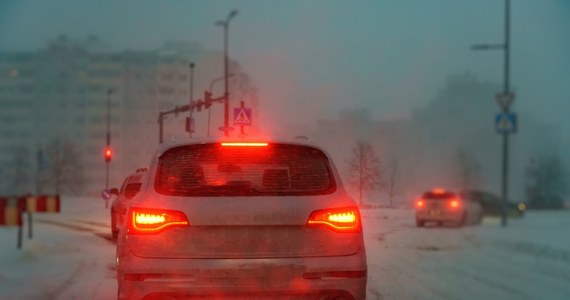 Przed marznąca mżawką, oblodzonymi drogami i śnieżycami ostrzega MGW. Kierowcy muszą uważać szczególnie w południowej, północno-wschodniej i zachodniej Polsce.
