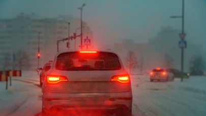 Oblodzone drogi i śnieżyce. IMGW ostrzega
