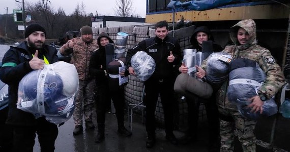 Przed miesiącem z Poznania wyruszył transport pomocy humanitarnej dla Ukrainy. W ramach Akcji „Światełko dla Ukrainy” zbierane były świece, koce i śpiwory, a także zakupiono agregaty prądotwórcze. Transport szczęśliwie dotarł na miejsce do miasta Izium z okręgu charkowskiego. Każdego dnia wolontariusze fundacji otrzymują stamtąd setki zdjęć i filmy, na których mieszkańcy dziękują za pomoc z Poznania. 