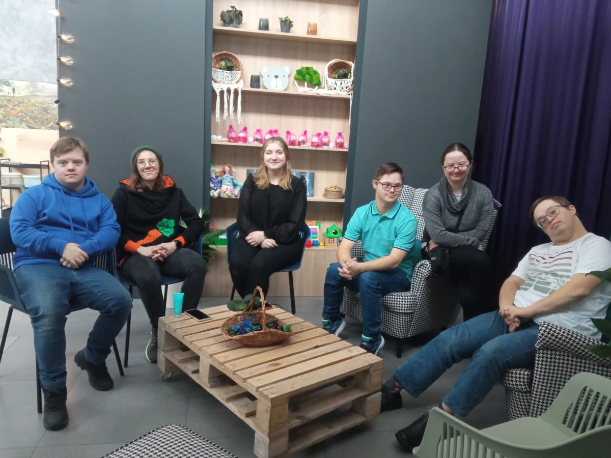 Będzie tu można wypić dobrą kawę, zjeść ciastko, ale to miejsce spełniać będzie też inną bardzo ważną funkcję. W Krakowie na jednym z osiedli – na Kozłówku – powstaje kawiarnia, w której pracują osoby z Zespołem Downa. Pomysł powstał w Społecznej 21, która jest przedsiębiorstwem społecznym. Inicjatorzy działają przy  Stowarzyszeniu Rodziców i Przyjaciół Osób z Zespołem Downa "Tęcza" w Krakowie, a cały projekt  jest też współfinansowany przez Miasto Kraków. 