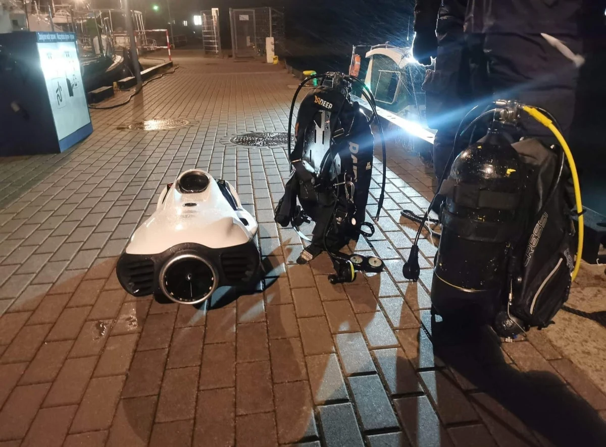 Wiele wątpliwości ws. trzech nurków uratowanych w niedzielę w nocy z okolic Górek Zachodnich w Gdańsku. Jak pisze tvn24.pl, Hiszpanie schodzili pod wodę w pobliżu infrastruktury krytycznej - Naftoportu. Właśnie tam przeprowadza się przeładunki produktów naftowych. 