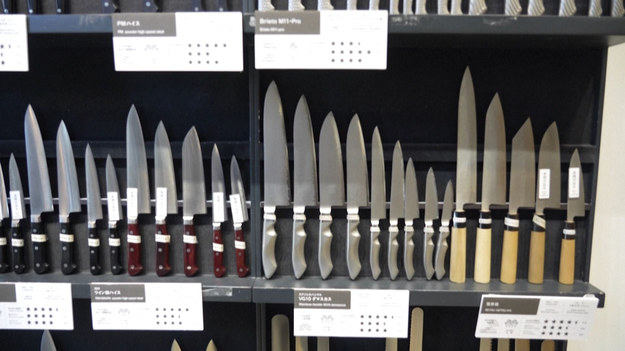 Japońskie produkty słyną z jakości i niezawodności. Szczególnie cenione są m.in. japońskie noże. Używają ich profesjonalni kucharze na całym świecie. W 2021 wartość eksportu noży i akcesoriów wyniosła ok. 400 milionów złotych. Do wzrostu sprzedaży przyczyniła się pandemia. Dlaczego japońskie noże są lepsze od innych?
