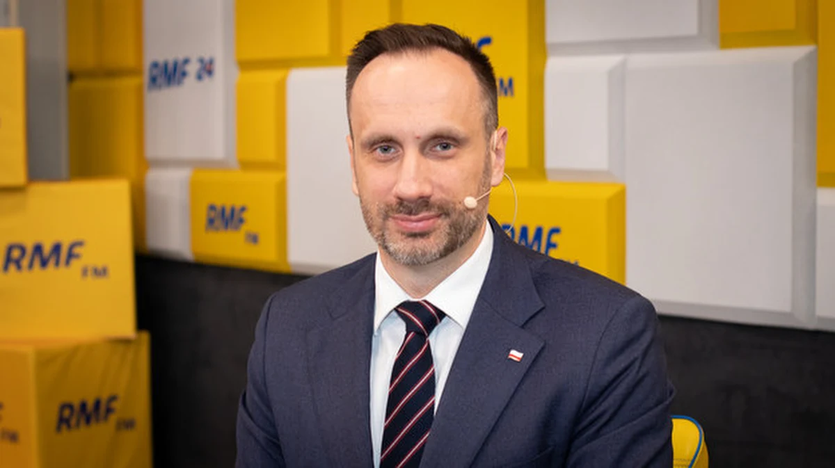 "To nie jest przegrana Solidarnej Polski, tylko Polski" - mówi w Popołudniowej rozmowie w RMF FM wiceminister rolnictwa Janusz Kowalski odpowiadając na pytanie, czy Solidarna Polska przegrała z Prawą i Sprawiedliwością w sprawie KPO. Dodaje, że jeszcze nie wiadomo, jak Solidarna Polska będzie głosować ws. poprawek Senatu do ustawy o Sądzie Najwyższym. “Ta ustawa o Sądzie Najwyższym jest niekonstytucyjna, powstała poza Ministerstwem Sprawiedliwości, za plecami Zbigniewa Ziobry. Mam taką nadzieję, że pan prezydent Andrzej Duda będzie bronił polskiej konstytucji, bo chcę przypomnieć, że ta (ustawa - przyp. red.) pana premiera, która była konsultowana z Brukselą, zmienia ustawę pana prezydenta" - mówi Kowalski.