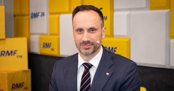 "To nie jest przegrana Solidarnej Polski, tylko Polski" - mówi w Popołudniowej rozmowie w RMF FM wiceminister rolnictwa Janusz Kowalski odpowiadając na pytanie, czy Solidarna Polska przegrała z Prawą i Sprawiedliwością w sprawie KPO. Dodaje, że jeszcze nie wiadomo, jak Solidarna Polska będzie głosować ws. poprawek Senatu do ustawy o Sądzie Najwyższym. “Ta ustawa o Sądzie Najwyższym jest niekonstytucyjna, powstała poza Ministerstwem Sprawiedliwości, za plecami Zbigniewa Ziobry. Mam taką nadzieję, że pan prezydent Andrzej Duda będzie bronił polskiej konstytucji, bo chcę przypomnieć, że ta (ustawa - przyp. red.) pana premiera, która była konsultowana z Brukselą, zmienia ustawę pana prezydenta" - mówi Kowalski.