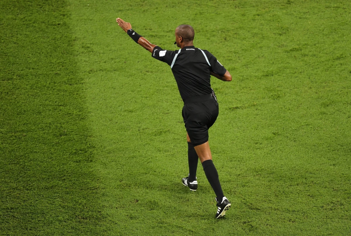 Odpowiedzialna za piłkarskie przepisy Międzynarodowa Rada Futbolu (IFAB) zezwoliła na to, żeby sędziowie, korzystając z pomocy VAR, mogli wyjaśniać przez mikrofon swoje decyzje kibicom. Pierwszy test już w lutym - podczas klubowych mistrzostw świata w Maroku.