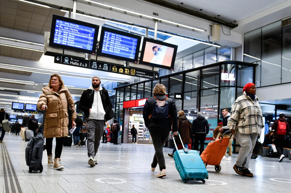 Ponad 10 tysięcy policjantów i żandarmów, w tym 3,5 tysiąca funkcjonariuszy w samym Paryżu, zostało zmobilizowanych w celu nadzorowania protestów przeciwko reformie emerytalnej. Minister transportu Clement Beaune przewiduje "piekielny czwartek". Strajk rozpoczął się od ograniczenia dostaw prądu przez pracowników państwowej firmy dystrybucyjnej EDF. Szef najbardziej radykalnej centrali związkowej CGT Philippe Martinez oznajmił, że obecny protest to tylko początek fali demonstracji.