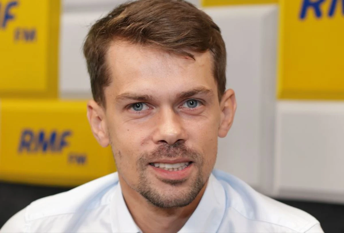 "Premier nie może opowiadać takich bajek: rolnicy nie sprzedawajcie zbóż, będzie droższe. A teraz jest tańsze i on mówi, że wcale tego nie powiedział. Że to było tylko jego zdanie, którym nie trzeba się sugerować. To po co mamy ministrów? Po co dostają grube pieniądze? Żeby dziś wycofywali się rakiem z tego, co mówili wcześniej? Dziś setki rolników, którzy mają ogromny problem, stoją właśnie w Chełmie. I mówią, że na własne oczy widzą, jak codziennie setki tirów wjeżdżają, chociażby przez Chełm, i to zboże rozpływa się po magazynach w okolicy" - mówił w rozmowie 7 pytań o 7:07 w Radiu RMF24 lider AgroUnii Michał Kołodziejczak.