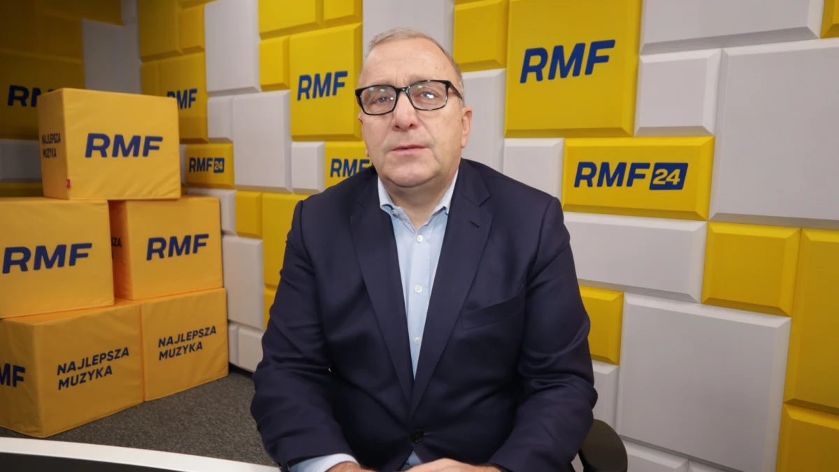 "Pomagamy Polakom dostać pieniądze. Pomagamy polskim samorządom i przedsiębiorcom" - mówił w Porannej rozmowie w RMF FM Grzegorz Schetyna, pytany o wstrzymanie się Platformy Obywatelskiej od głosu w głosowaniu nad nowelizacją ustawy o Sądzie Najwyższym. "Pieniądze europejskie blokowała nieudolność PiS. Nie opozycja decyduje o tym, w jaki sposób pozyskane są pieniądze tylko aktywność - lub jej brak - rządu" - dodał. "Wstrzymaliśmy się dlatego, żeby dać możliwość sięgnięcia wreszcie po te pieniądze - żeby skrócić męki PiS-u. Poprawimy tę ustawę w Senacie" - zapewniał były lider PO. 