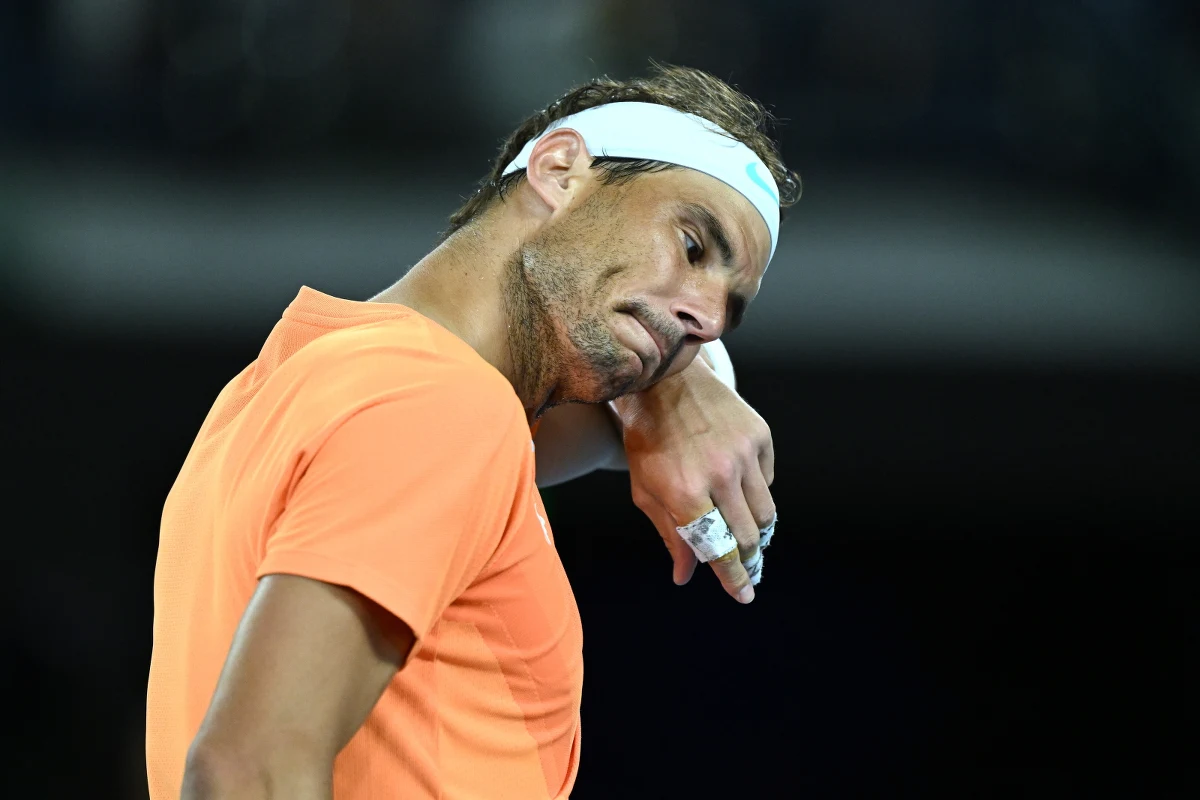 Wicelider światowego rankingu tenisistów Rafael Nadal, który w środę odpadł w drugiej rundzie wielkoszlemowego Australian Open, z powodu kontuzji będzie pauzował od sześciu do ośmiu tygodni. "Teraz czas na odpoczynek od sportu i fizjoterapię" - przekazał Hiszpan.
