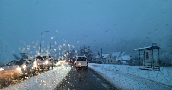 Zimowa aura powróciła na Sądecczyznę. Intensywne opady śniegu i marznącego deszczu powodują trudne warunki na drogach. Policjanci apelują do pieszych i kierowców i zachowanie szczególnej ostrożności.