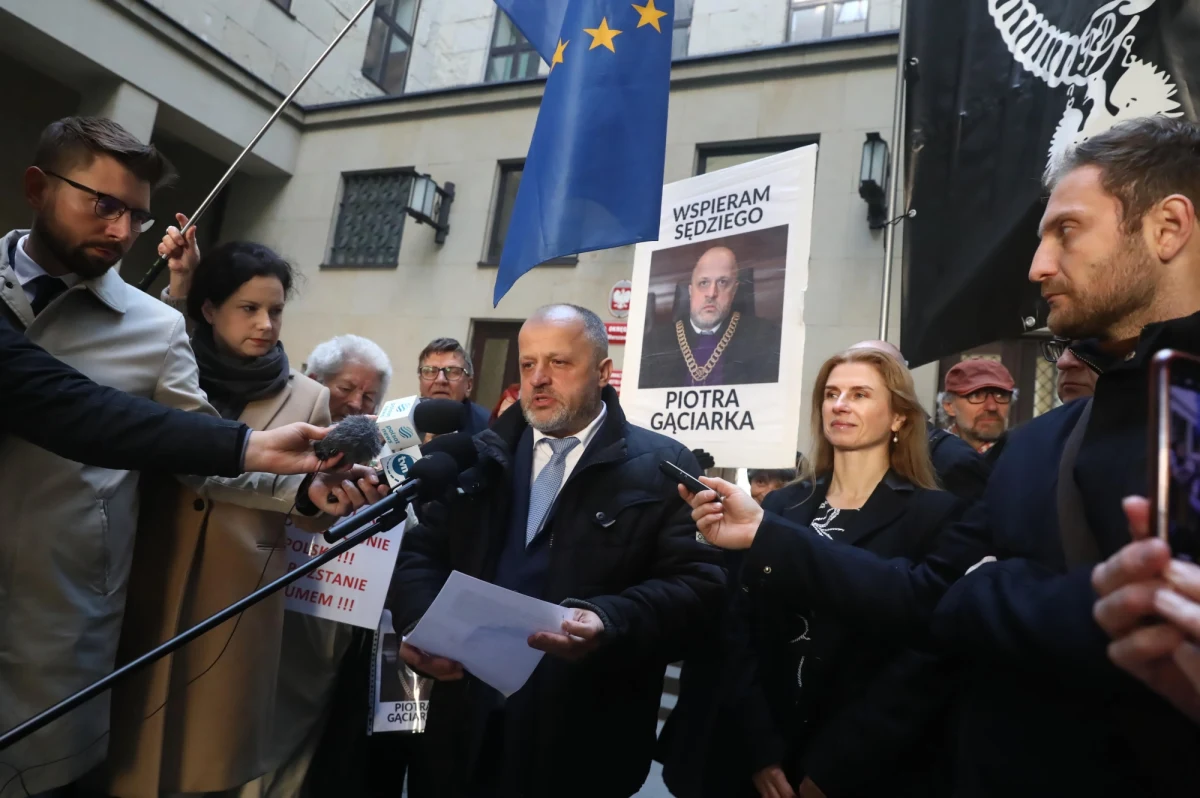 ​Po 420 dniach od zawieszenia w orzekaniu przez b. Izbę Dyscyplinarną SN do pracy w warszawskim sądzie okręgowym powrócił w czwartek sędzia Piotr Gąciarek. "Wracam silniejszy i mocniejszy. Ani na milimetr nie odstąpię od walki o praworządność" - powiedział Gąciarek.