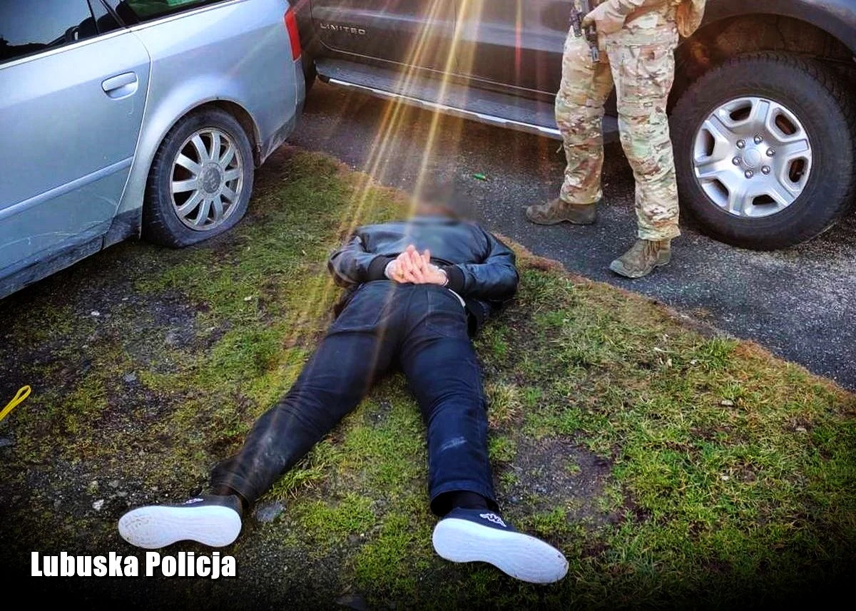 Ujęto podejrzanego, który miał wysłać wybuchową paczkę w Siecieborzycach w Lubuskiem - poinformowała prokuratura w Zielonej Górze. To były partner kobiety, która odebrała przesyłkę. Do wybuchu doszło 19 grudnia 2022 roku. Ciężko ranna 31-latka dopiero wczoraj opuściła szpital. W wybuchu poszkodowane zostały również jej dzieci: 7-letnia córka i 3-letni syn. 34-letni Błażej K. usłyszał zarzuty usiłowania zabójstwa pięciu osób z użyciem materiałów wybuchowych. Nie przyznaje się do winy.