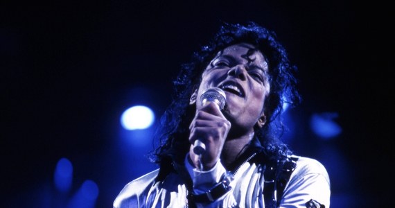 "Michael" – taki tytuł będzie nosiła kinowa biografia króla popu - Michaela Jacksona. Za kamerą stanie Amerykanin Antoine Fuqua, reżyser filmów "Dzień próby" czy "Bez litości". Jak pisze filmowy portal Deadline, który pierwszy podał tę informację, zdjęcia do filmu mają zacząć się jeszcze w tym roku. 