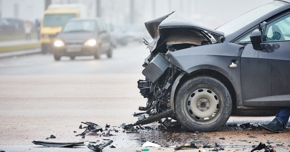 Policjanci z Częstochowy zatrzymali mężczyznę, który doprowadził do kolizji z dwoma innymi samochodami i uciekł. W aucie wiózł 7-letnie dziecko i znajomą, z którą wcześniej pił alkohol. Mężczyzna gwałtownie przyśpieszał i wyprzedzał innych, by dogonić pojazd swojej byłej partnerki.

