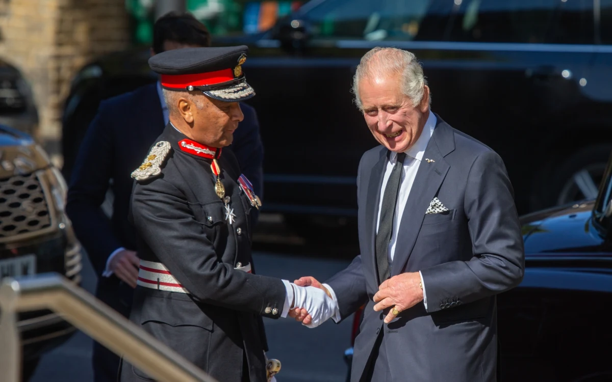 Pierwszy ważny gest króla Karola III. Tak brytyjscy komentatorzy określają jego decyzję o rezygnacji z części dochodu, jaki rodzinie królewskiej przyniesie budowa 6 elektrowni wiatrowych. 