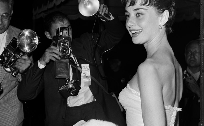 Uważała, że ma za duży nos, że jest zbyt chuda i prawie nie ma piersi. "Wielokrotnie patrząc w lustro mówiła: 'Nie rozumiem, dlaczego ludzie postrzegają mnie jako piękną'" - wspominał syn gwiazdy "Śniadania u Tiffany'ego". W piątek mija trzydzieści lat od śmierci Audrey Hepburn.