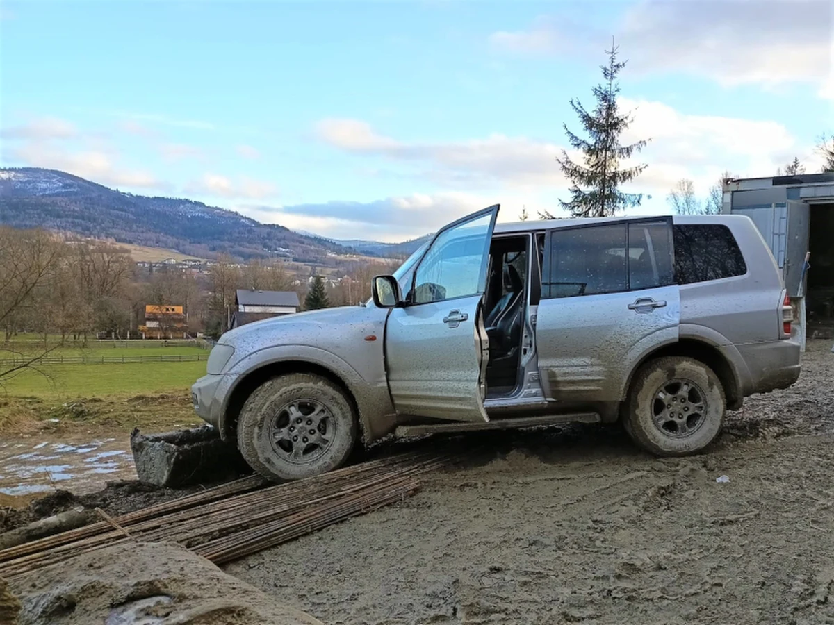 Francuski kierowca, który próbował wwieźć do Polski nielegalnych migrantów, trafił do aresztu. Mężczyzna został zatrzymany po pościgu, w trakcie którego padły też strzały. Śledztwo w tej sprawie prowadzi straż graniczna pod nadzorem prokuratury.