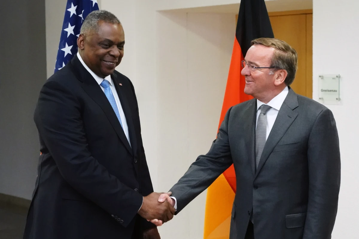 ​"Niemcy pozostają jednym z najważniejszych sojuszników Stanów Zjednoczonych" - oświadczył sekretarz obrony USA Lloyd Austin, który w Berlinie spotkał się z nowym szefem resortu obrony RFN Borisem Pistoriusem. Już na początek urzędowania niemieckiego ministra czeka niezwykle ciężka przeprawa z sojusznikami w NATO w sprawie dostaw czołgów dla Ukrainy.