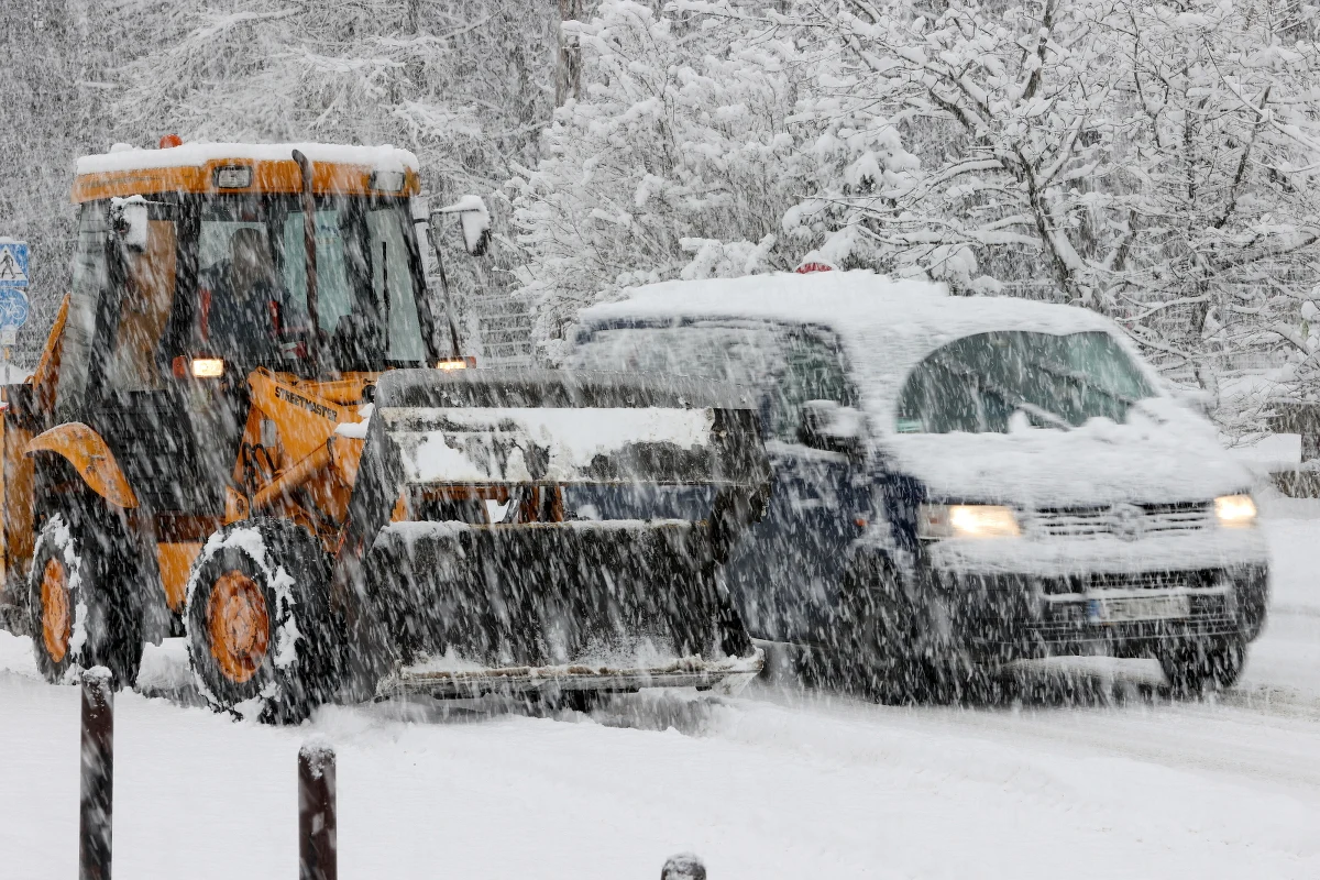 Zima znów daje znać o sobie. Śnieg pada w południowej Polsce, szczególnie mocno w górach. Instytut Meteorologii i Gospodarki Wodnej wydał alert o silnych opadach śniegu dla pięciu województw.