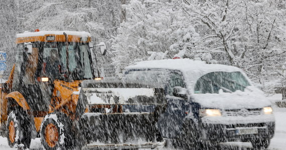 Zima znów daje znać o sobie. Śnieg pada w południowej Polsce, szczególnie mocno w górach. Instytut Meteorologii i Gospodarki Wodnej wydał alert o silnych opadach śniegu dla pięciu województw.