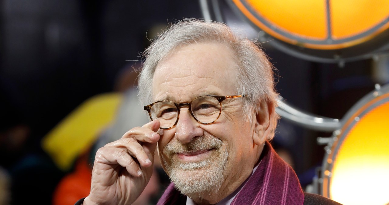 W swojej pełnej sukcesów karierze artystycznej Steven Spielberg tworzył głównie filmy kinowe. I choć przed laty wyreżyserował kilka pojedynczych odcinków różych seriali (m.in. "Columbo"), to nigdy jeszcze nie zrealizował całego takiego projektu. Teraz twórca uznał, że najwyższy czas to zmienić. Reżyser rozgląda się teraz za odpowiednim projektem. Za wzór produkcji, jaką chciałby zrobić, podał "Mare z Easttown" z Kate Winslet w roli głównej.