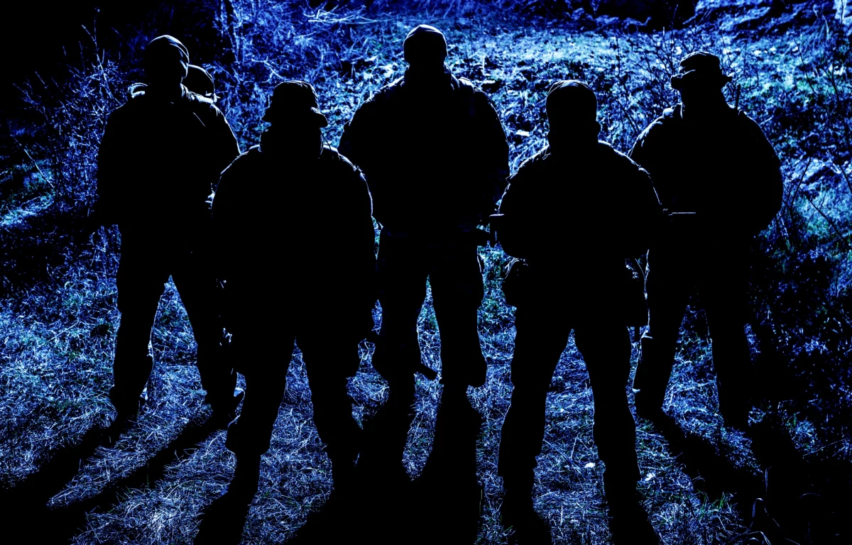 ​Ukraińskie i rosyjskie organizacje antywojenne wraz z serbskim adwokatem Czedomirem Stojkoviciem przedstawiły prokuraturze w Belgradzie zarzuty karne przeciwko m.in. ambasadorowi Rosji w Serbii oraz szefowi serbskiego wywiadu w związku z ich zaangażowaniem w rekrutację przez Grupę Wagnera ochotników z Serbii na wojnę w Ukrainie - wynika z zamieszczonej w czwartek na Twitterze przez Stojkovicia kopii dokumentu.