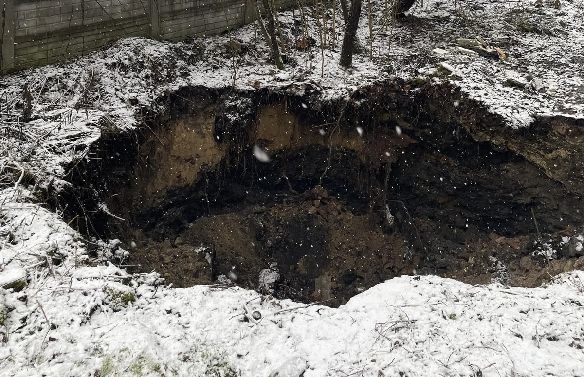 W małopolskiej Trzebini pojawiło się kolejne pokopalniane zapadlisko. Tym razem lej utworzył się w rejonie cmentarza. Na miejscu są już strażacy i przedstawiciele Spółki Restrukturyzacji Kopalń.